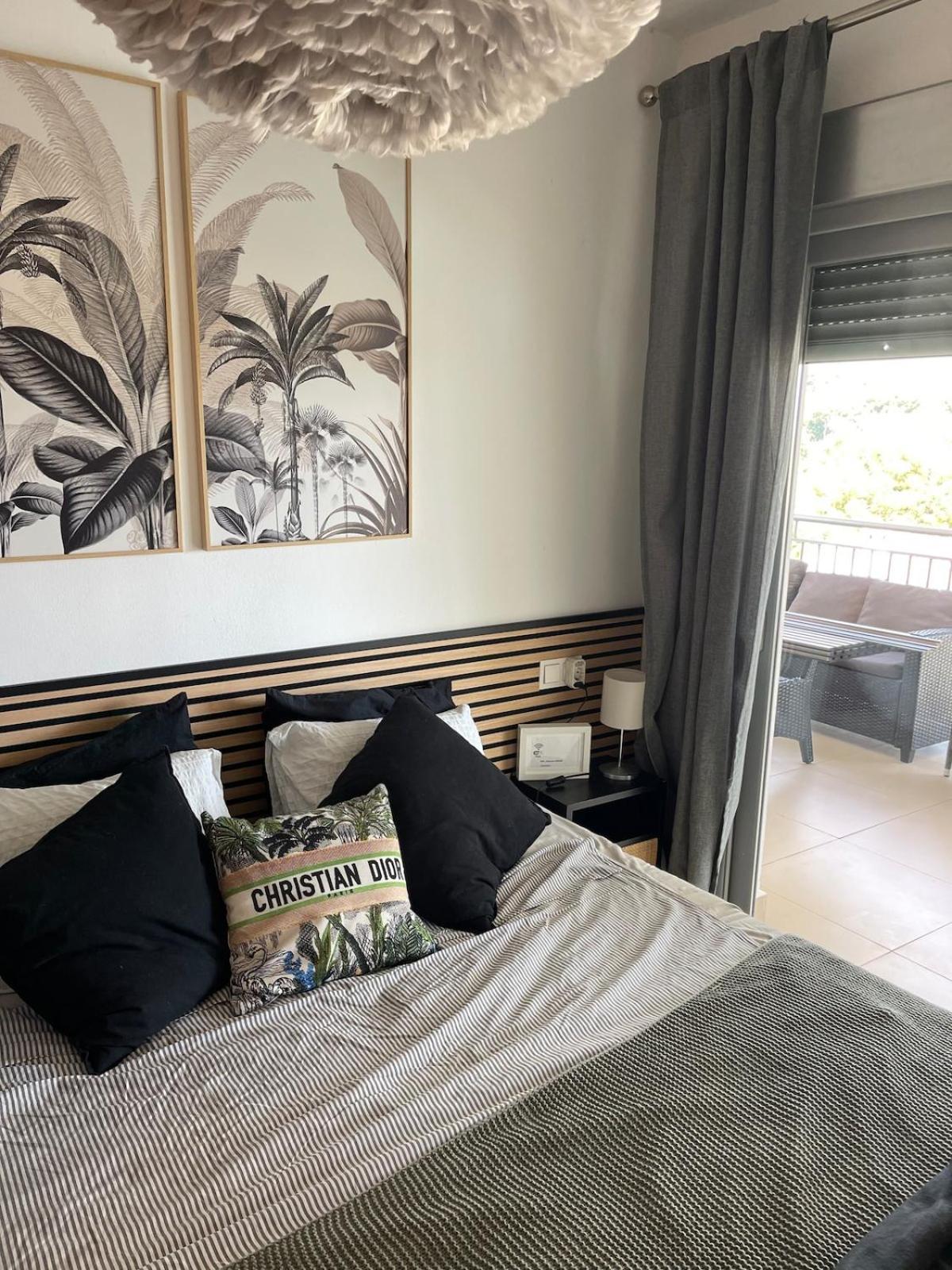 Lovely In The Location 10-12 Beds!